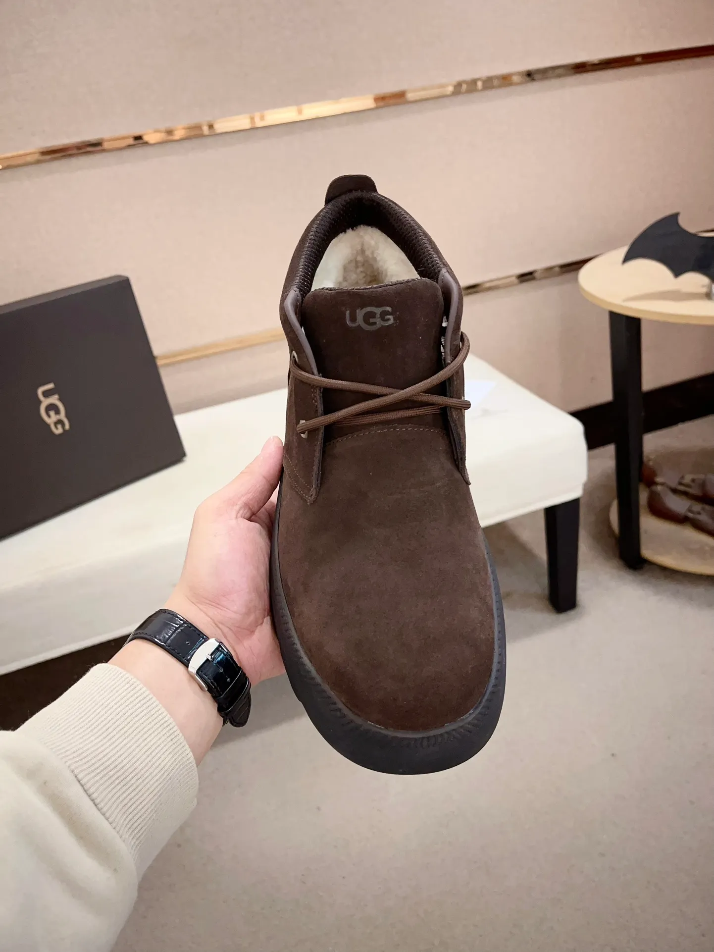 Men's shoes💰: 600💰(high-end goods) UGG❄️❄️Latest model 1:1⃣️quality, fabric: high-end quality first-layer cowhide imported from Europe. Lining: wool lining, sole: pure imported rubber foam outsole. ❤️High-end goods, fine workmanship, trendy and fashionable. The fit is very classy. If you know the goods, you will definitely not be able to refuse😍😍Code number: 41-45. Can be customized 46.47.